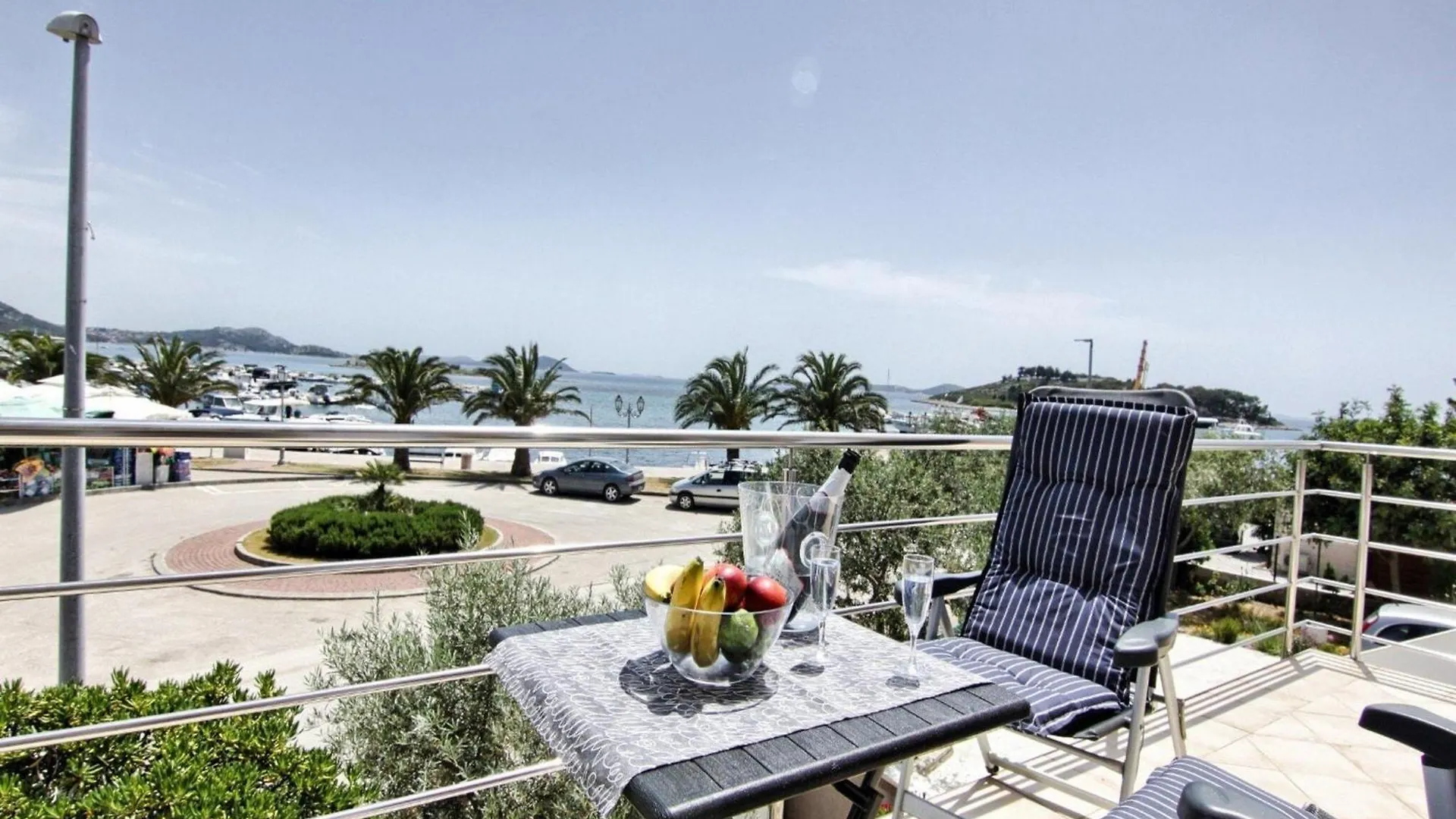 Apartments Victoria - One Bedroom Apartment With Terrace And Sea View A1 Pakostane