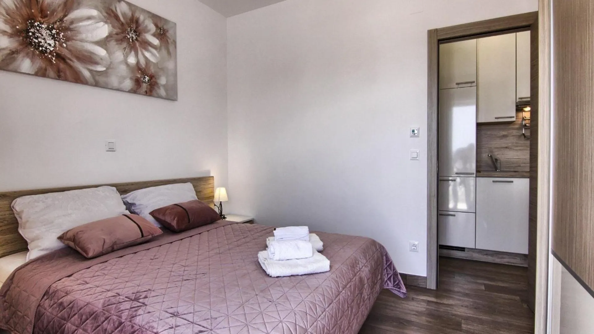 Apartments Victoria - One Bedroom Apartment With Terrace And Sea View A1 Pakostane