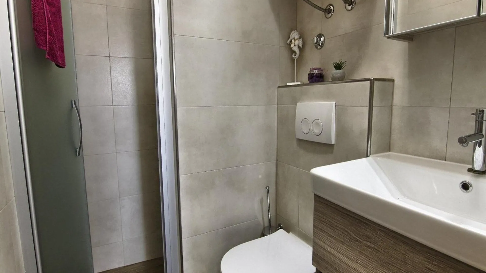 Apartments Victoria - One Bedroom Apartment With Terrace And Sea View A1 Pakostane