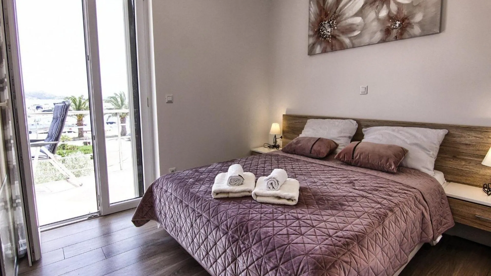 Apartments Victoria - One Bedroom Apartment With Terrace And Sea View A1 Pakostane