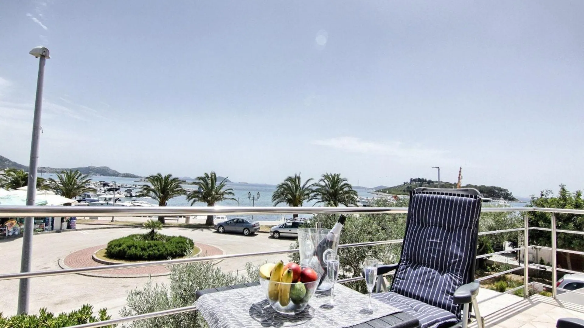 Apartments Victoria - One Bedroom Apartment With Terrace And Sea View A1 Pakostane