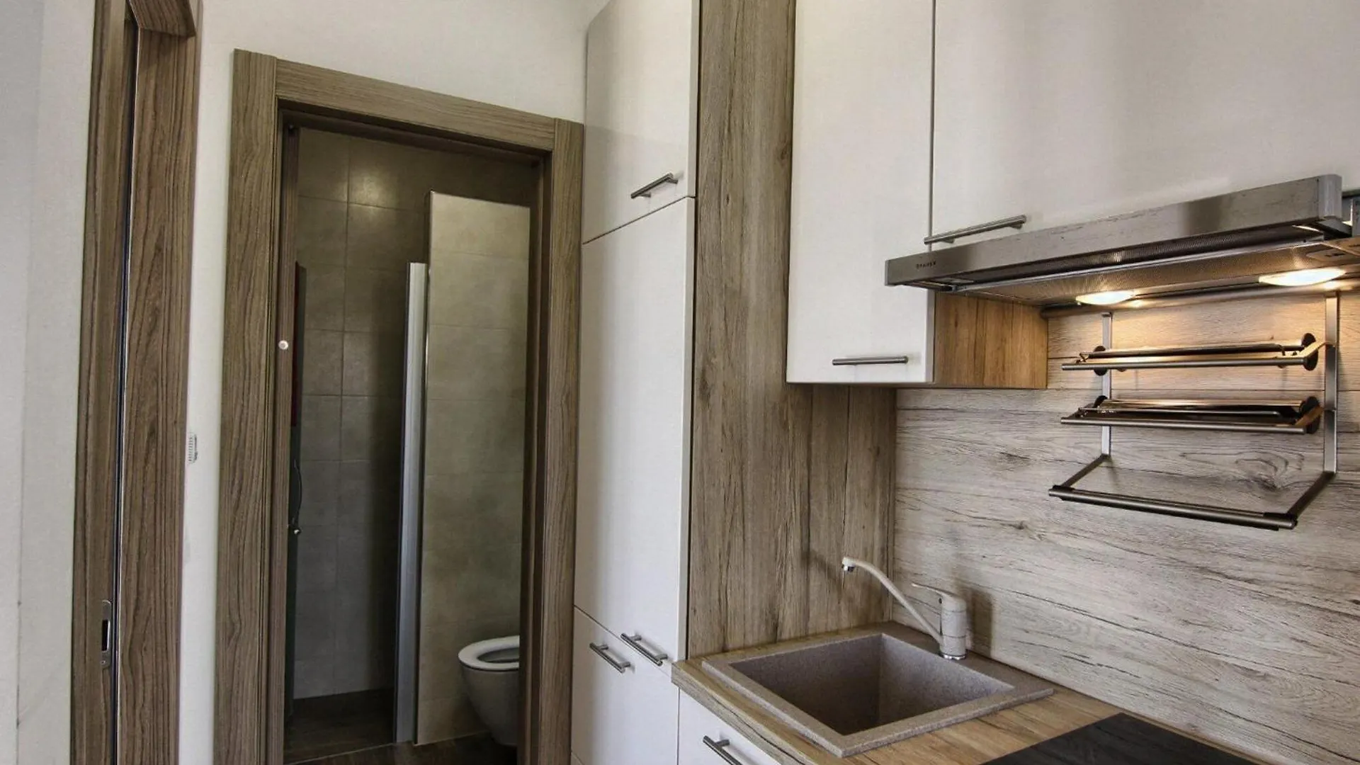 Apartments Victoria - One Bedroom Apartment With Terrace And Sea View A1 Pakostane
